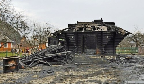 Сьогодні зранку на території монастиря Святого Іллі у Дорі поблизу Яремчі згоріла церква. Поки що причини загоряння не встановлені, працюють експерти. Та як би там не було, але ми втратили пам'ятку архітектури XX ст. та просто Господня обитель. Багато жінок просто плакали від відчаю.    Церкву в народному гуцульському стилі побудували у 1938 році майстри Іван Яворський з Ділятина та Петро Григорук з Річки. Архітектурний ансамбль знаходиться на території чоловічого студійського монастиря. Храм і монастир були збудовані на землі, що її у 1930-х роках офірували студитам подружжя Іллі та Іванни Кокорудзи, освітян зі Львова. Їхнім святим покровителям, святому пророку Іллі та святому Івану Хрестителю, і посвятили свій храм і монастир студити.    Науковий співробітник Постуляційного центру студійських монастирів Роман Шимон наводить у своїй розвідці такі відомості: “Ілля Кокорудз був у добрих стосунках з митрополитом Андреєм Шептицьким, який з 1924 року є почесним членом Педагогічного товариства “Рідна школа”. Митрополит щедро допомагав приватному народному семикласному шкільництву... Ці приватні українські школи були також великим заборолом перед денаціоналізацією... Там здобували вони справжнє релігійне та патріотичне виховання щиро відданих учителів, нерідко навіть висококваліфікованих”. “Митрополит Андрей та Ілля Кокорудз мали одну мету: допомогти бідним дітям отримати освіту. Можливо, й тому панство Кокорудзів поручило свої два будинки в Дорі монахам студитам для виховання молоді на Гуцульщині”.    У 1935 році троє ченців-студитів з Унівської лаври приїхали в Дору і облаштували свою каплицю в одному з подарованих будинків, а три роки по тому вже була побудована нова церква.    Оригінальний інтер’єр декоровано деревом із випаленими орнаментами та іконами. Оригінальний інтер’єр декоровано деревом із випаленими орнаментами та іконами. Фото Миколи Амброзяка, жовтень 2008 р.    Після війни на Галичині почалися репресії проти українського греко-католицького духовенства. Монастир скасували, монахів місцеві мешканці прийняли у своїх хатах, оскільки раніше побачили від них чимало добрих справ. Адже студити навчали молодь у створеній ними ремісничій школі, допомагали бідноті і загалом ставились до людей гідно і з симпатією.    Завдяки хорошим стосункам і релігійним традиціям, церква, всупереч вказівкам місцевої влади, так і не була зруйнована - розбирати храм двічі привозили бригаду робітників, але вони втікали.     На початку 1990 року храм повернули студитам, які реставрували його і відновили церковне життя.    Поки що розглядають дві версії пожежі: через свічку і підпал.